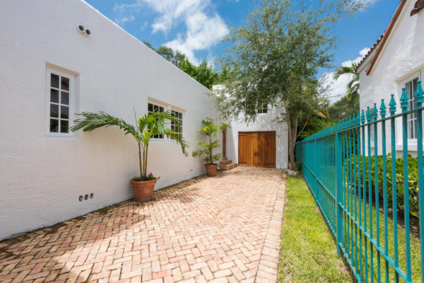 2508 Madrid St Coral Gables FL-large-003-1-201708 DSC 0472-1499x1000-72dpi